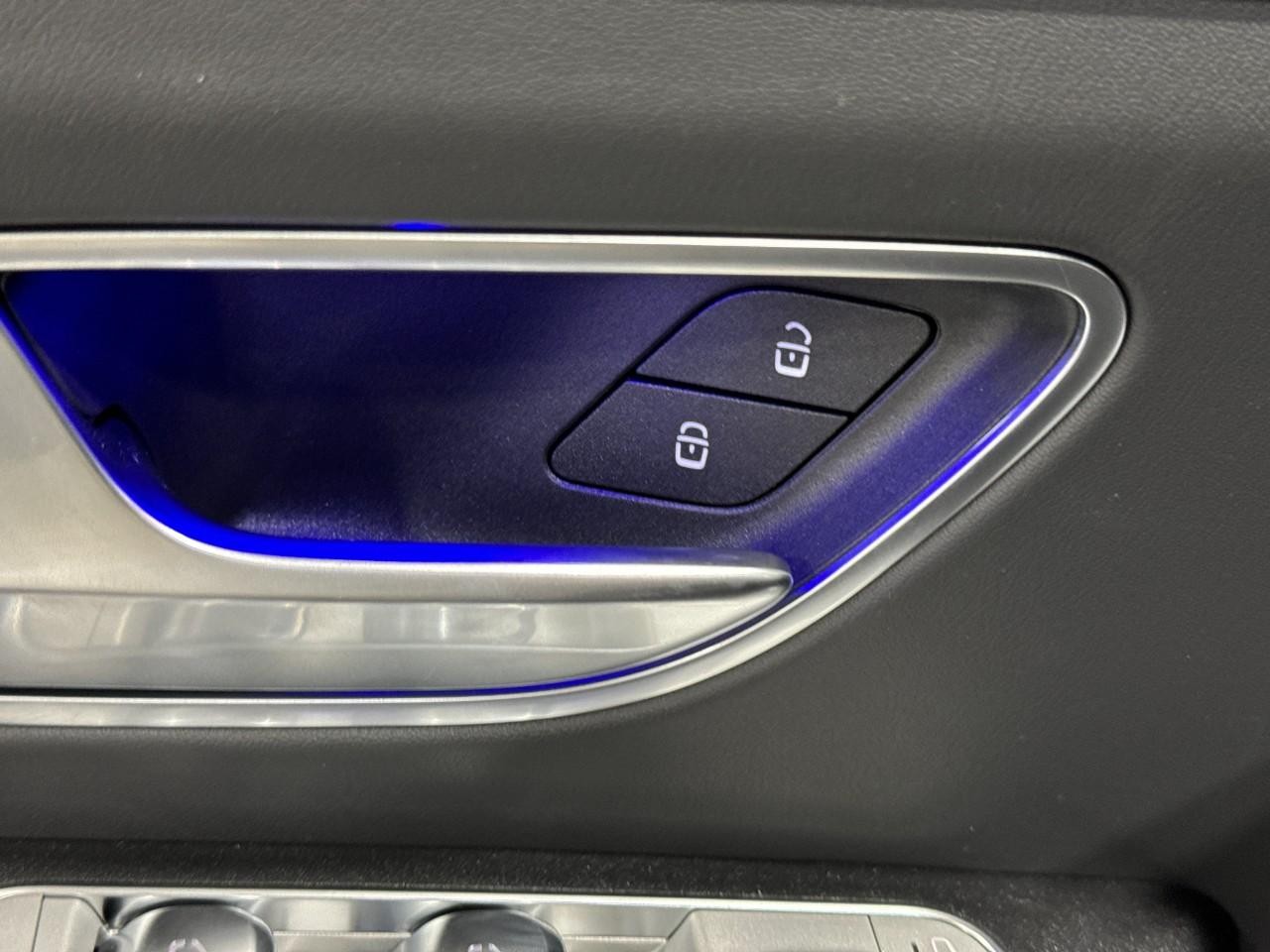 Mercedes-Benz GLE Vehicle Full-screen Gallery Image 25