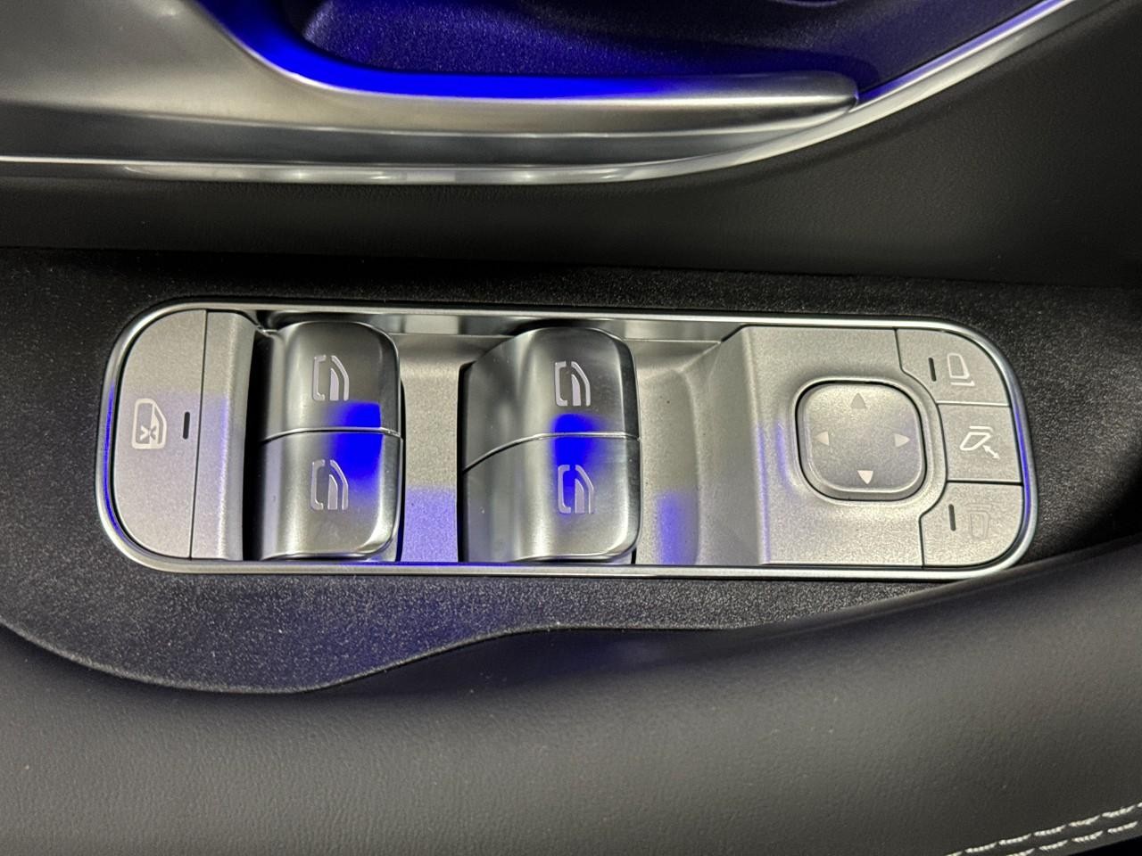 Mercedes-Benz GLE Vehicle Full-screen Gallery Image 26