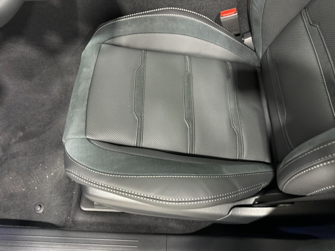 Mercedes-Benz GLE Vehicle Full-screen Gallery Image 29