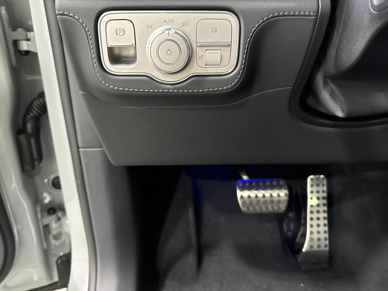 Mercedes-Benz GLE Vehicle Full-screen Gallery Image 30