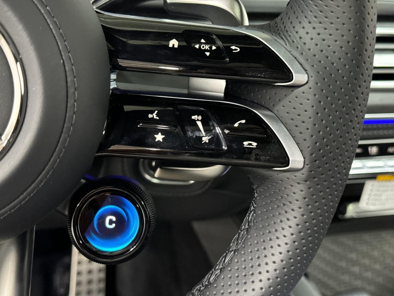 Mercedes-Benz GLE Vehicle Full-screen Gallery Image 32