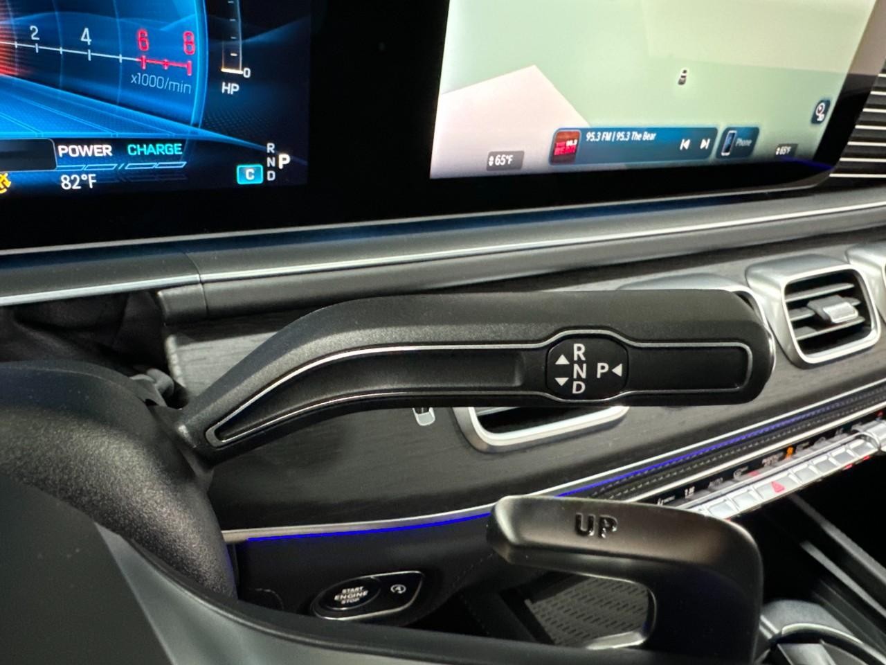 Mercedes-Benz GLE Vehicle Full-screen Gallery Image 34