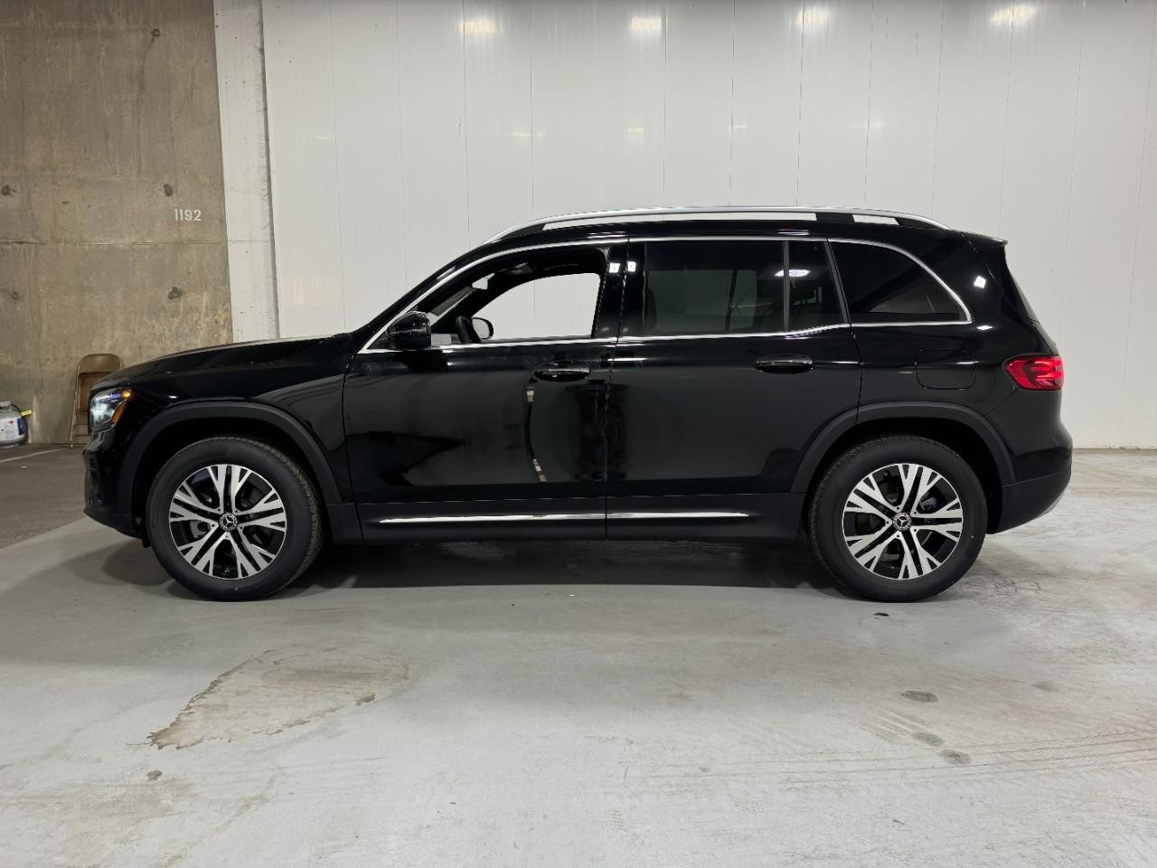 Mercedes-Benz GLB Vehicle Full-screen Gallery Image 2