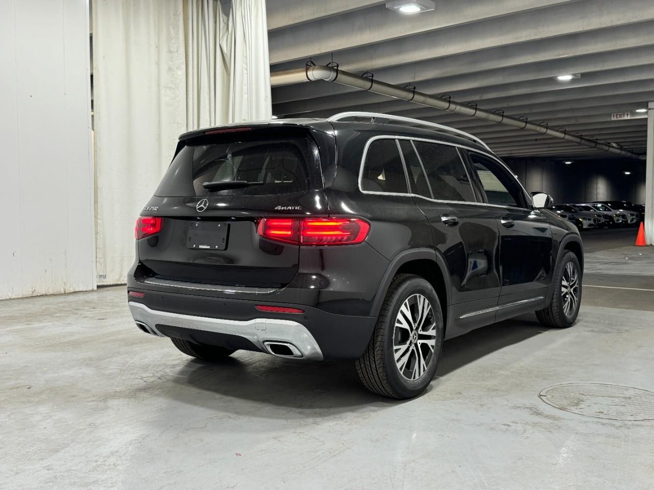 Mercedes-Benz GLB Vehicle Full-screen Gallery Image 4