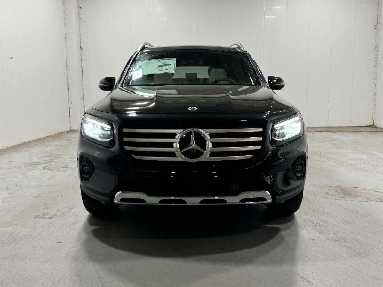 Mercedes-Benz GLB Vehicle Full-screen Gallery Image 7