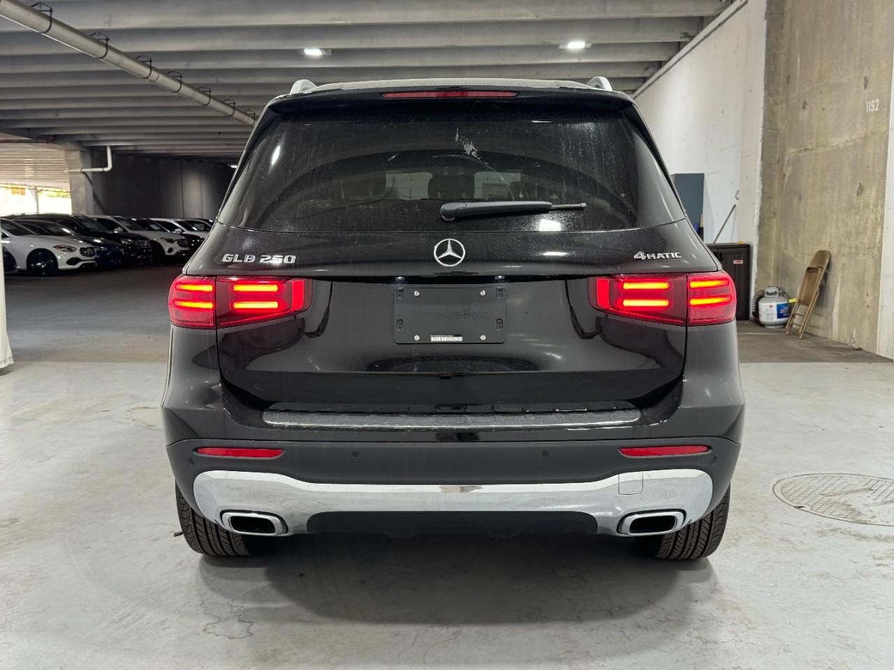 Mercedes-Benz GLB Vehicle Full-screen Gallery Image 9