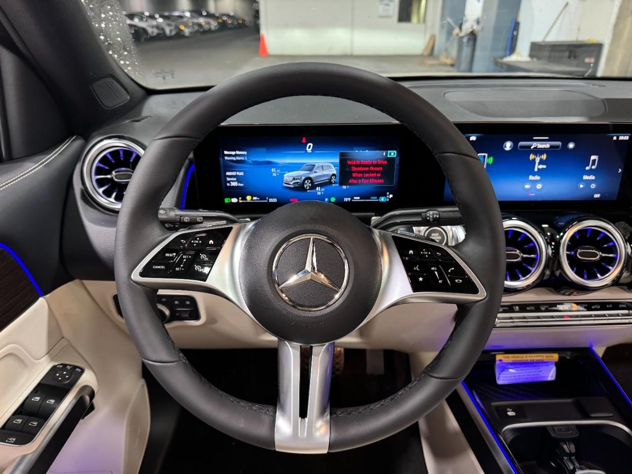 Mercedes-Benz GLB Vehicle Full-screen Gallery Image 13