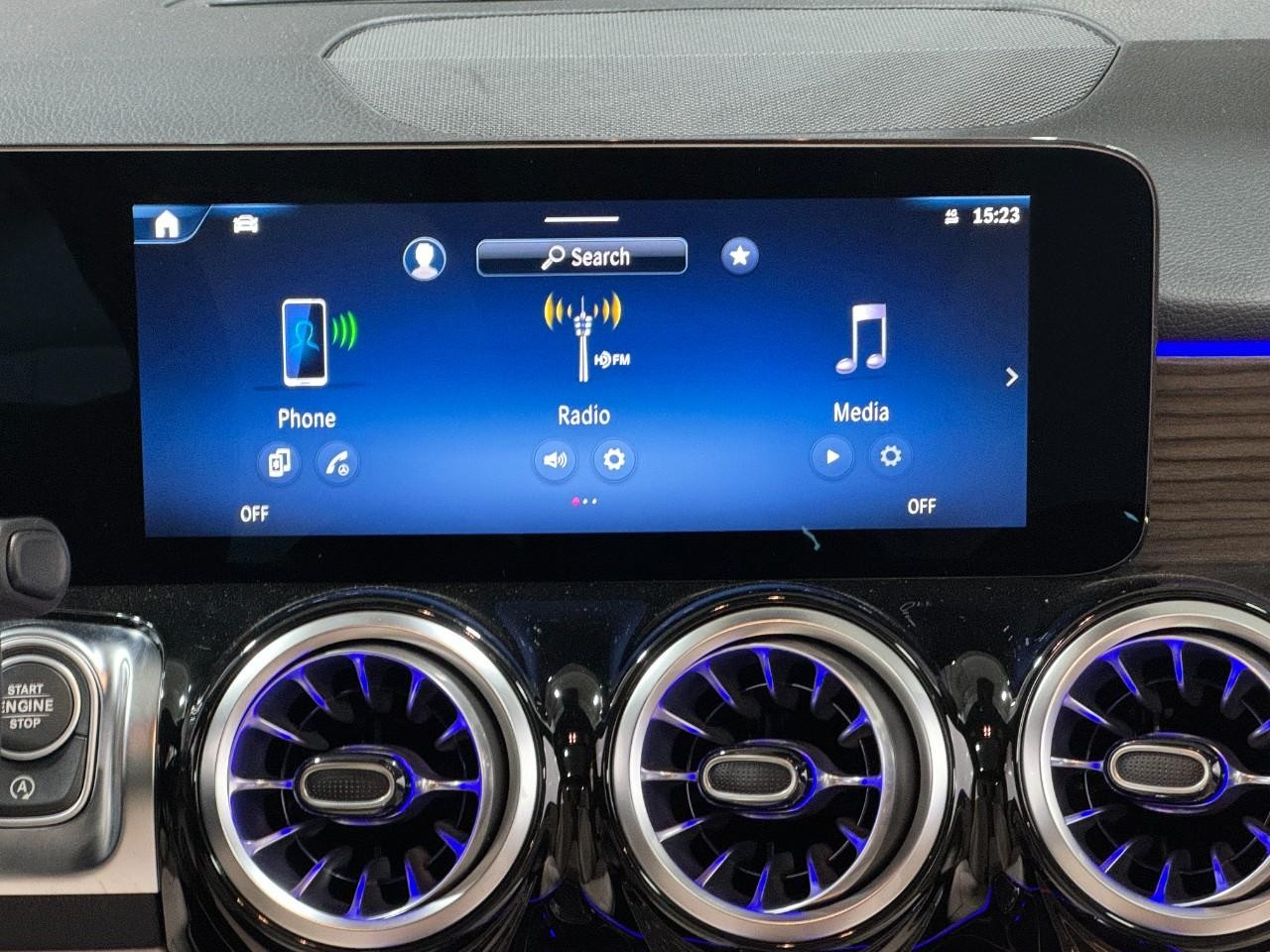 Mercedes-Benz GLB Vehicle Full-screen Gallery Image 14