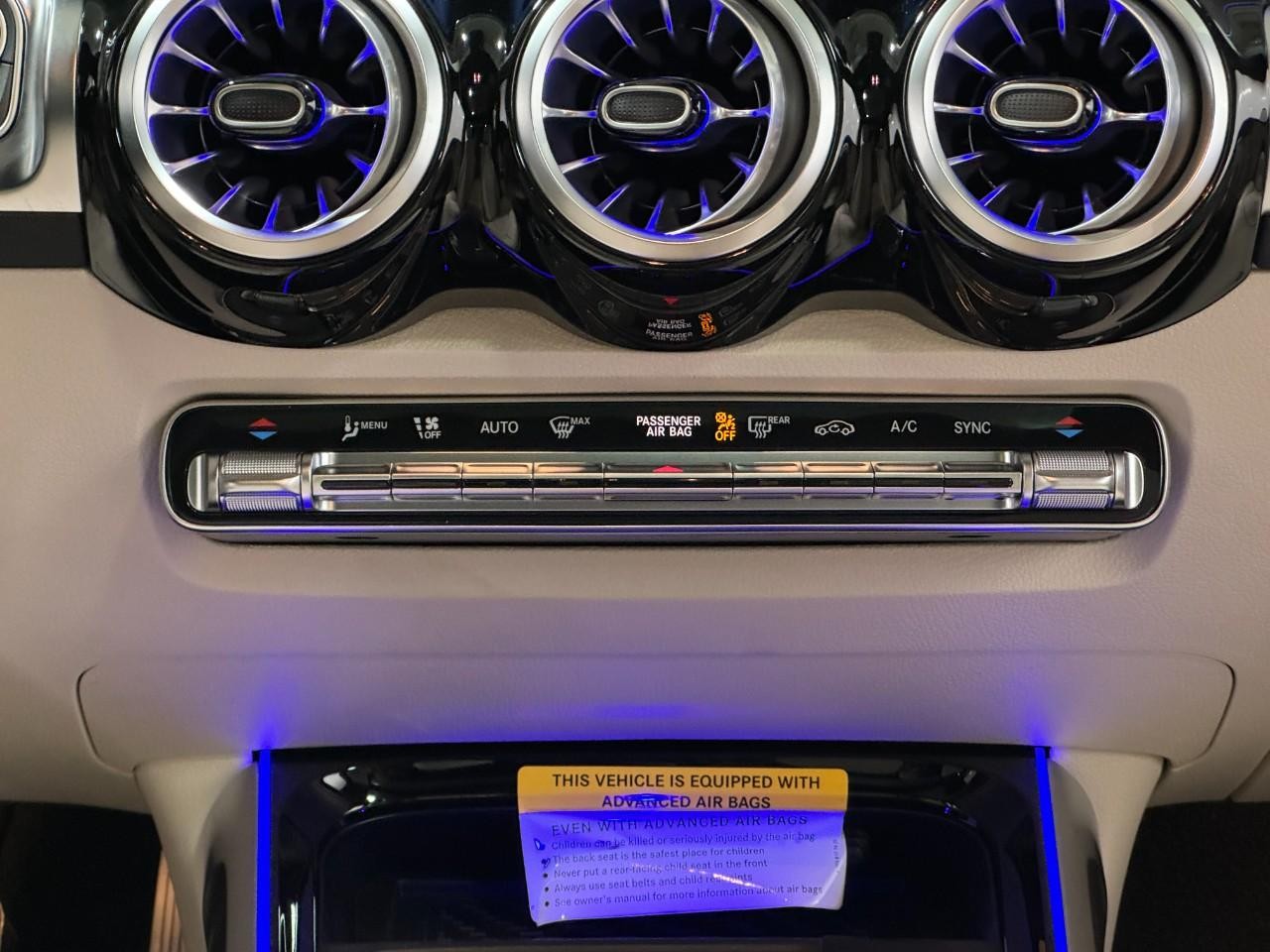 Mercedes-Benz GLB Vehicle Full-screen Gallery Image 15