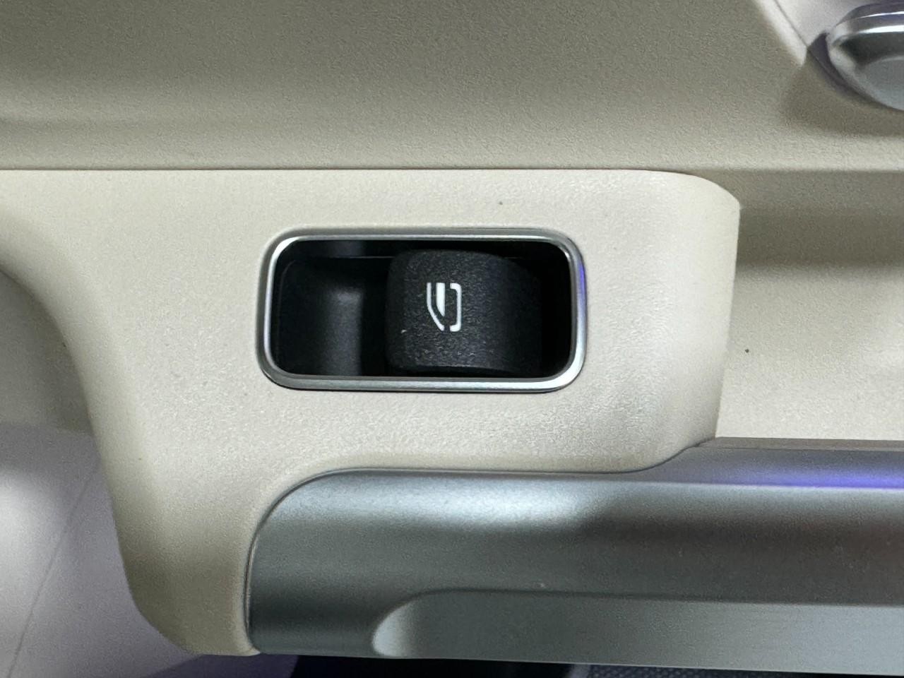 Mercedes-Benz GLB Vehicle Full-screen Gallery Image 23