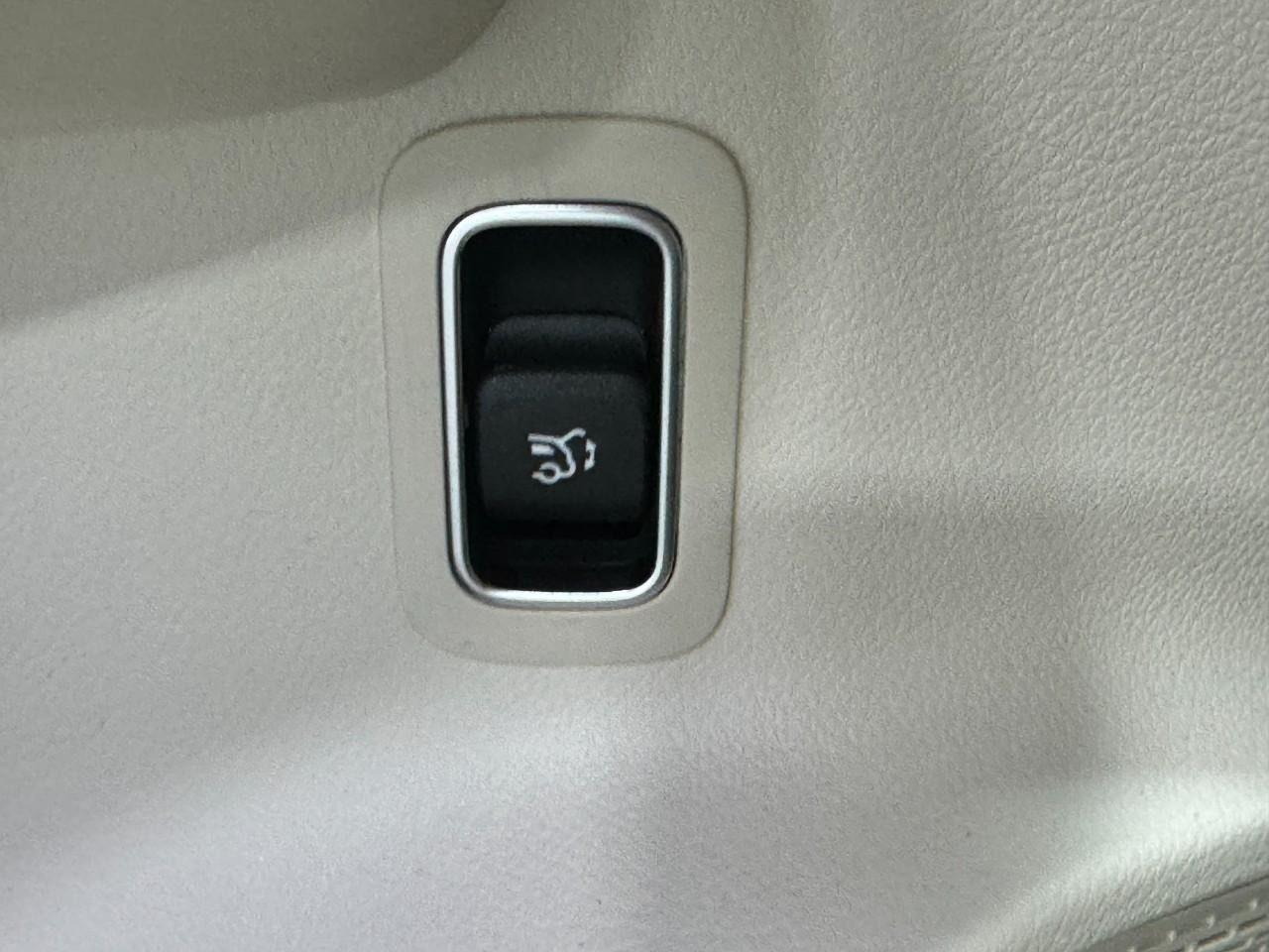 Mercedes-Benz GLB Vehicle Full-screen Gallery Image 27