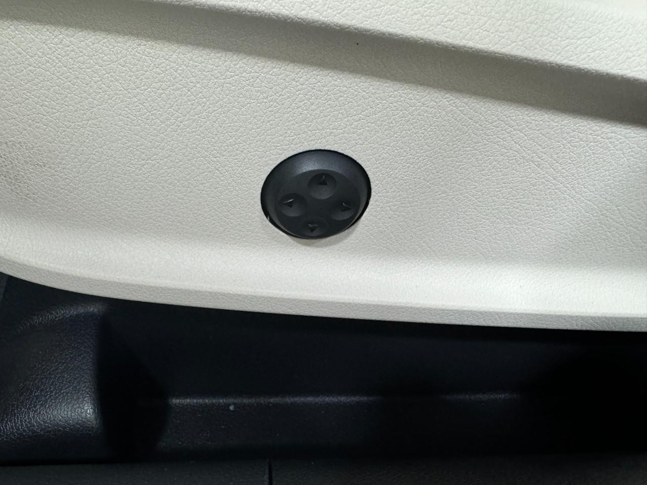 Mercedes-Benz GLB Vehicle Full-screen Gallery Image 30