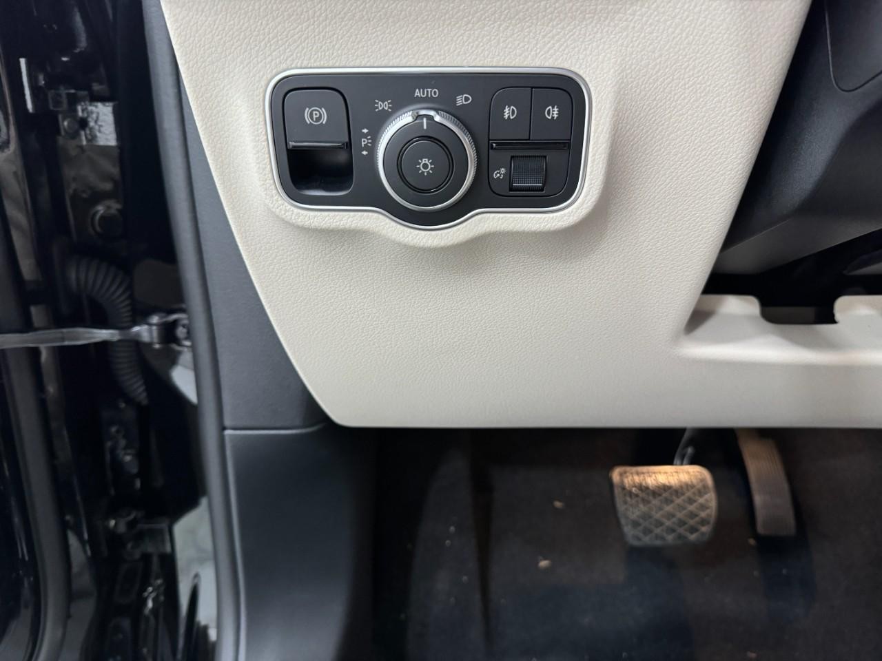 Mercedes-Benz GLB Vehicle Full-screen Gallery Image 31