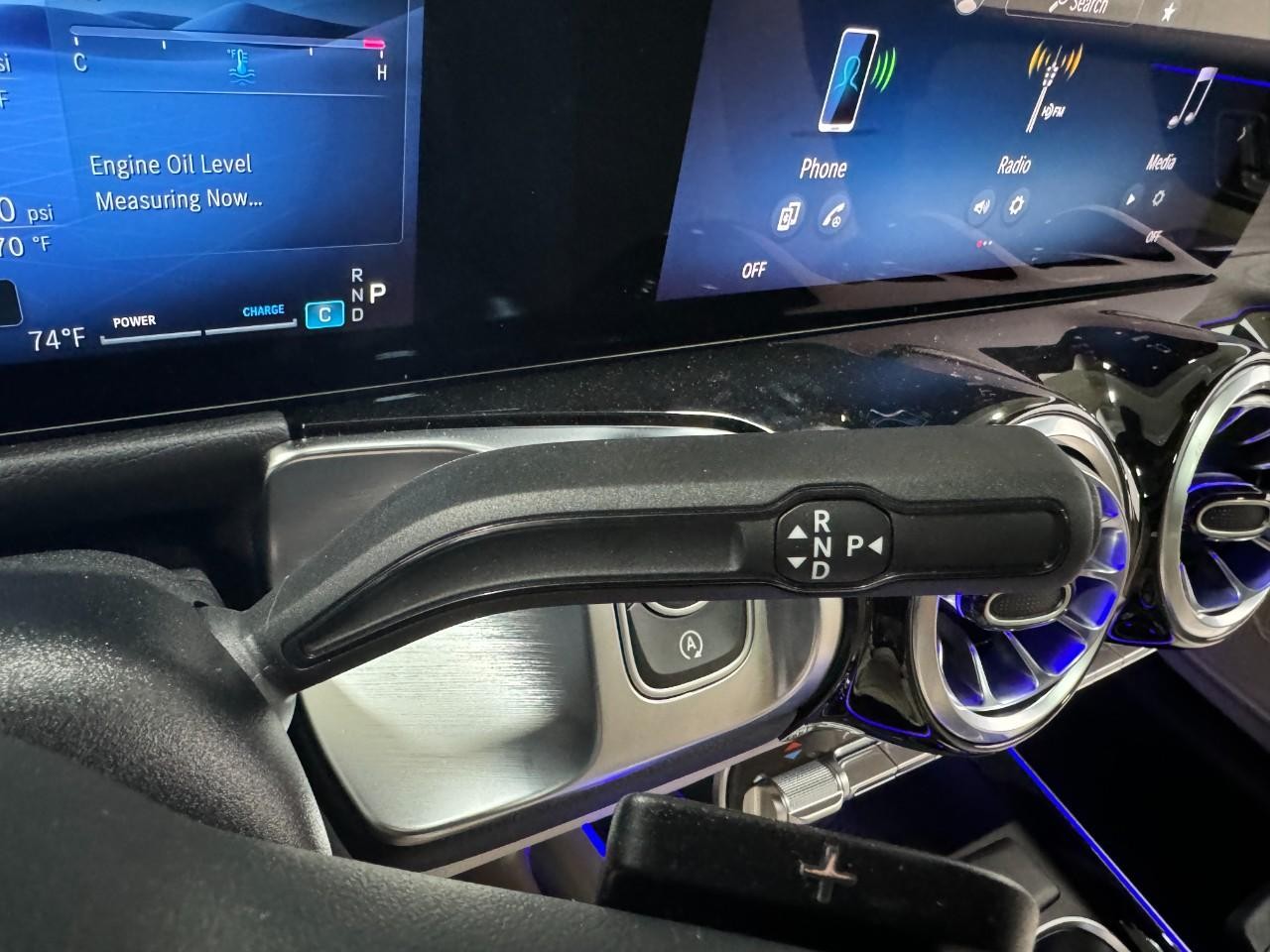 Mercedes-Benz GLB Vehicle Full-screen Gallery Image 35