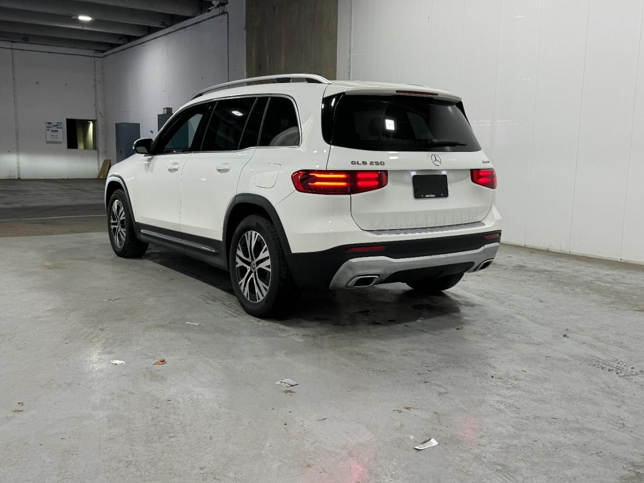 Mercedes-Benz GLB Vehicle Full-screen Gallery Image 3