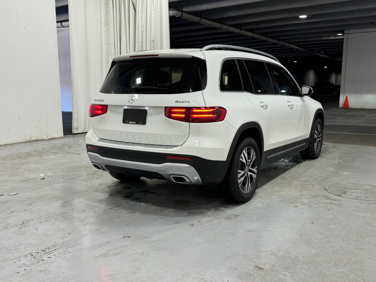 Mercedes-Benz GLB Vehicle Full-screen Gallery Image 4