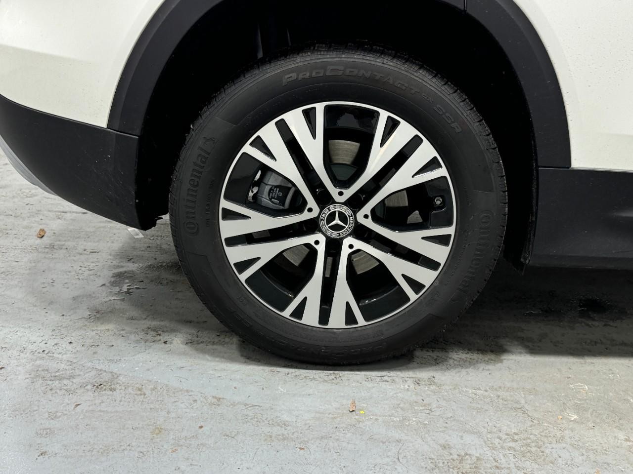 Mercedes-Benz GLB Vehicle Full-screen Gallery Image 5