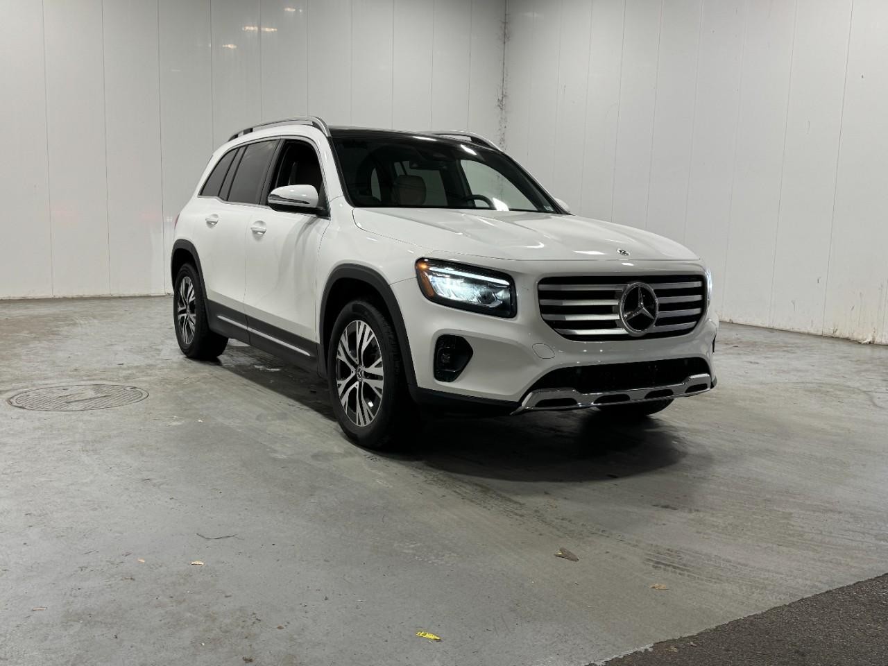 Mercedes-Benz GLB Vehicle Full-screen Gallery Image 6