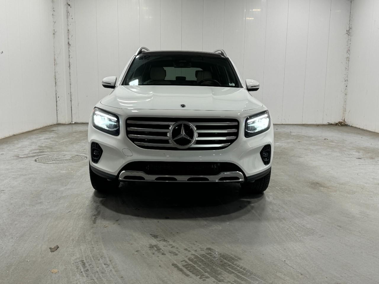 Mercedes-Benz GLB Vehicle Full-screen Gallery Image 7