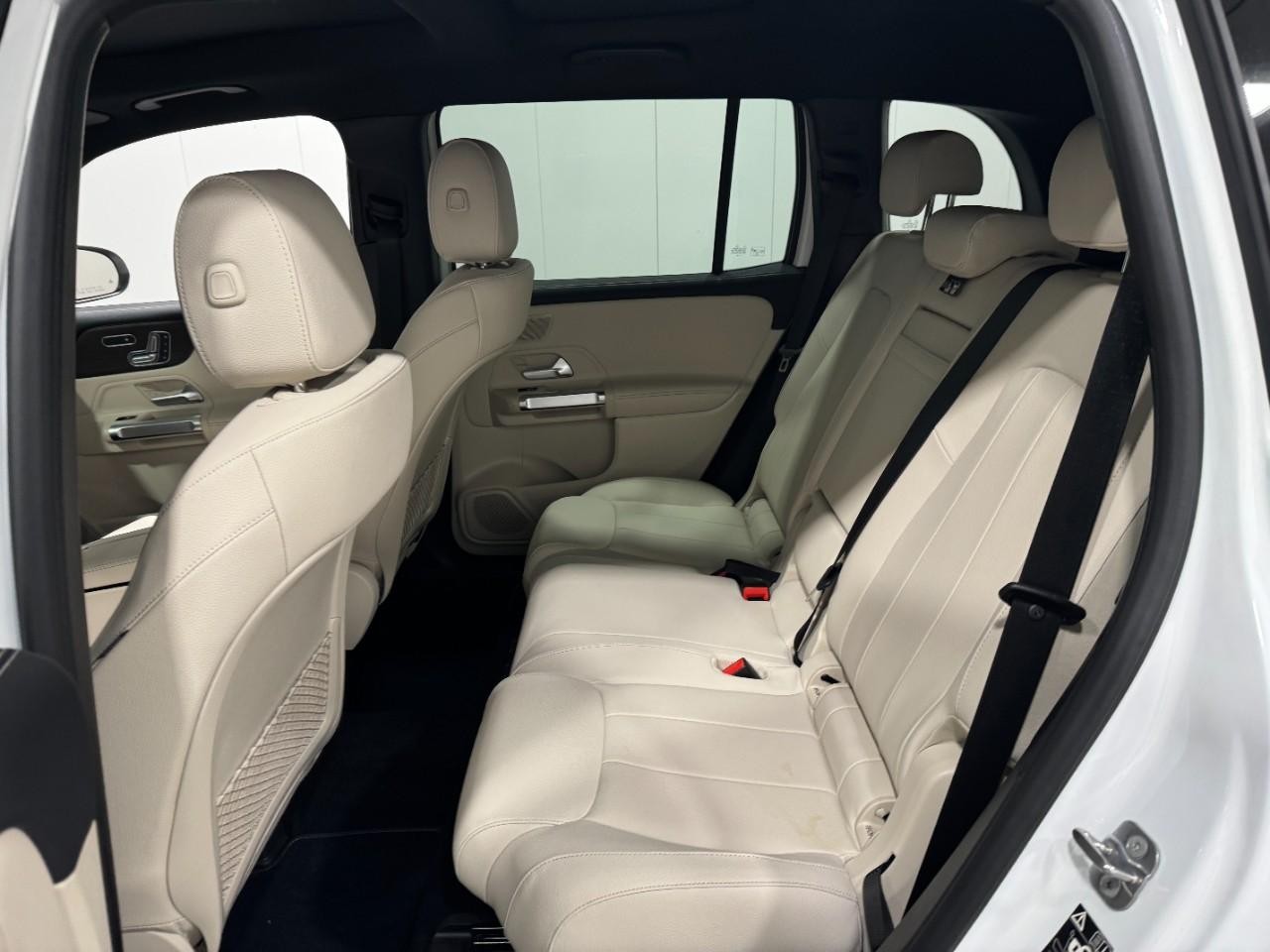 Mercedes-Benz GLB Vehicle Full-screen Gallery Image 8