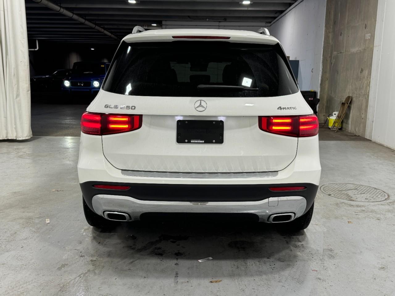 Mercedes-Benz GLB Vehicle Full-screen Gallery Image 9