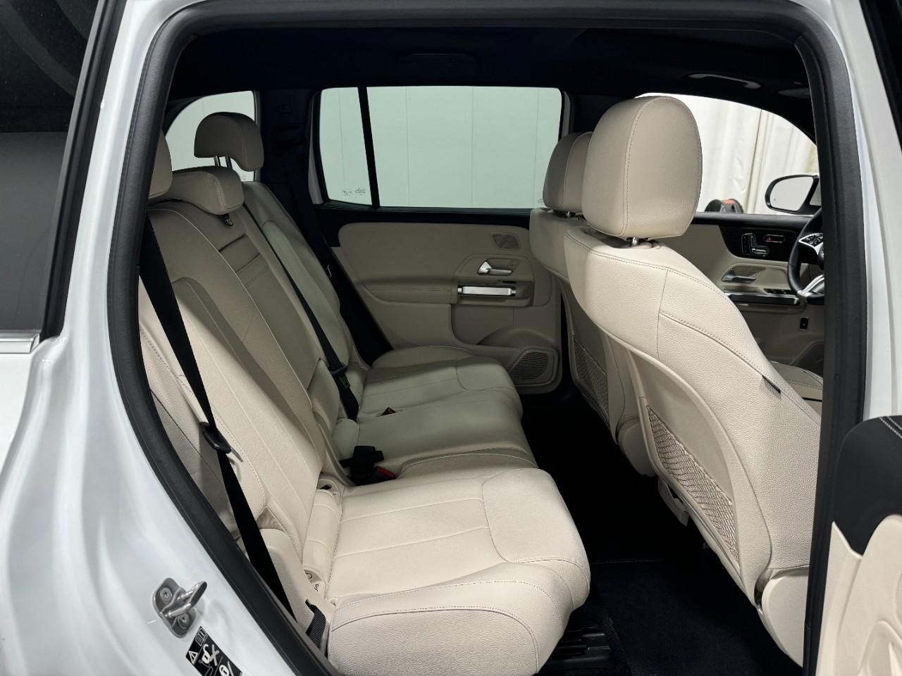 Mercedes-Benz GLB Vehicle Full-screen Gallery Image 10