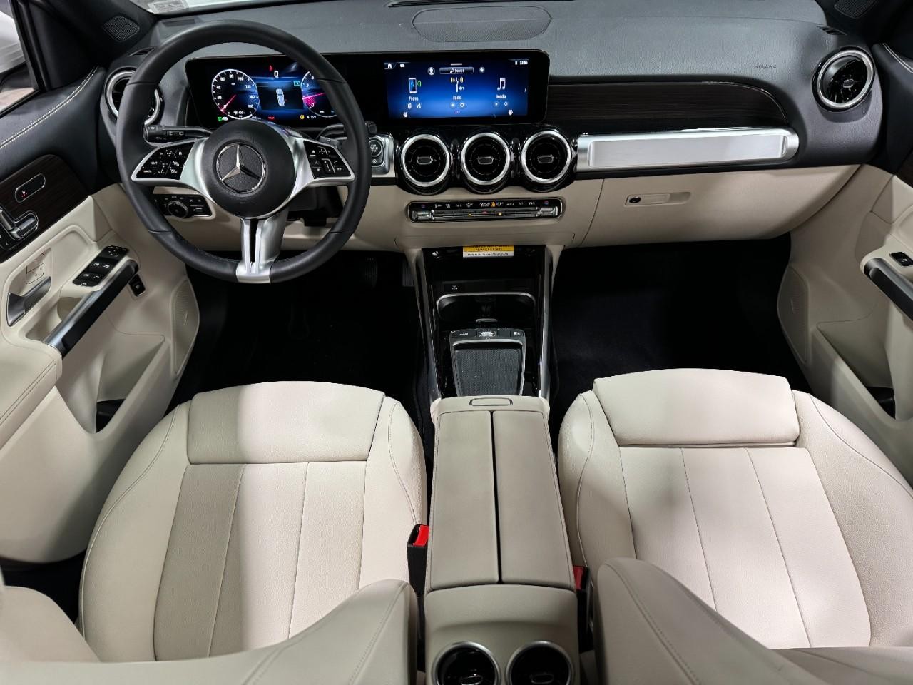 Mercedes-Benz GLB Vehicle Full-screen Gallery Image 12