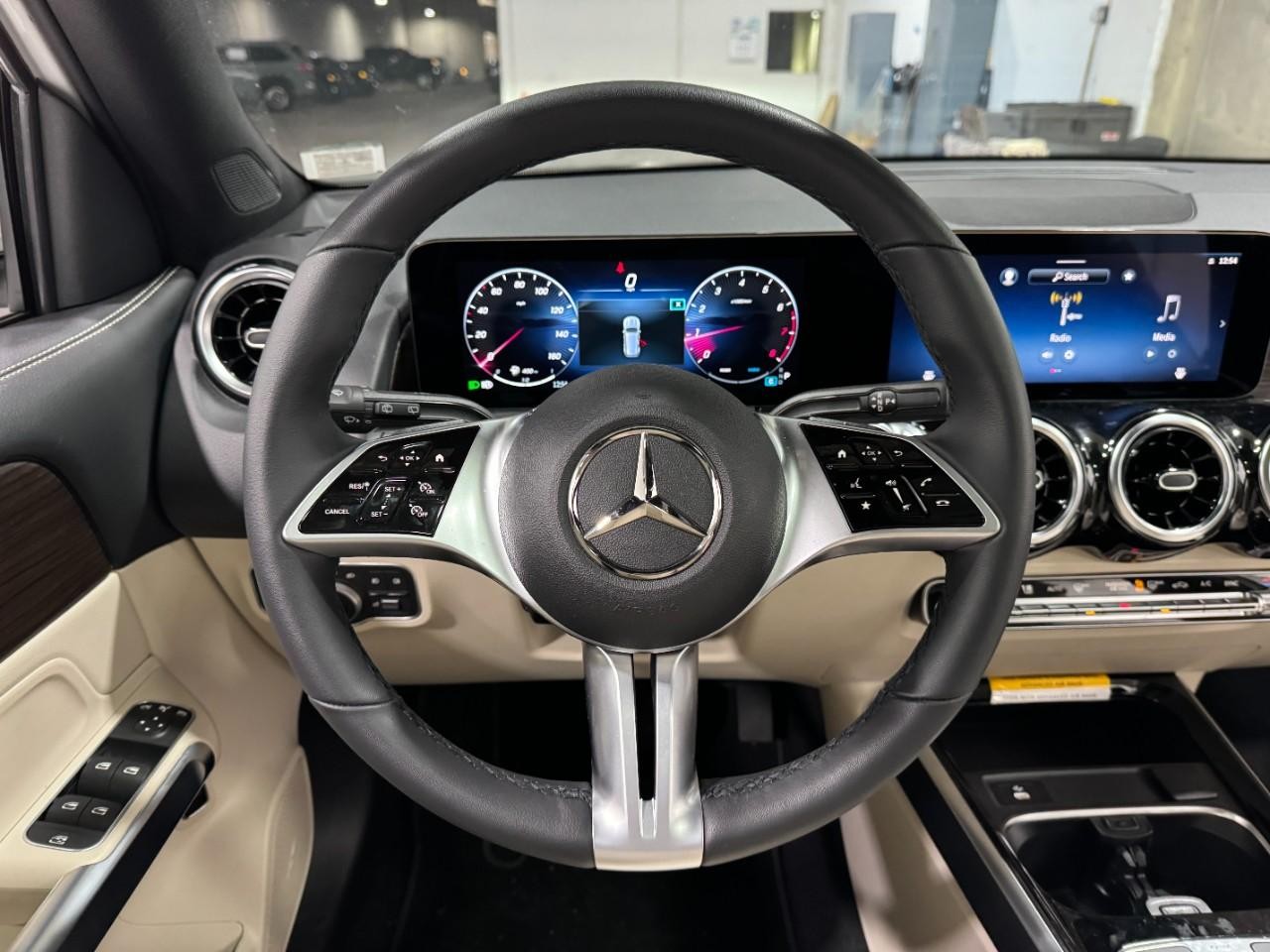 Mercedes-Benz GLB Vehicle Full-screen Gallery Image 13