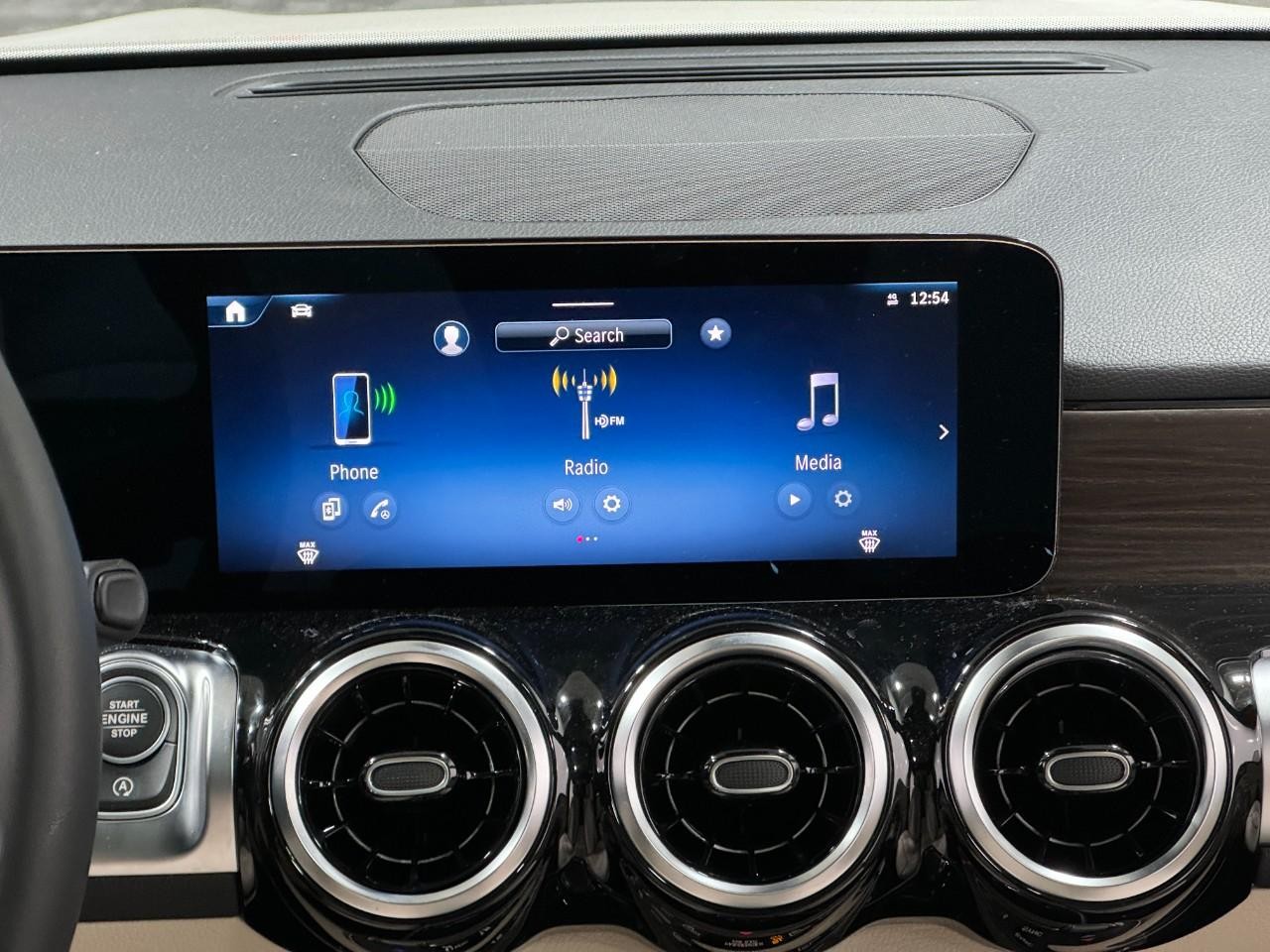 Mercedes-Benz GLB Vehicle Full-screen Gallery Image 14