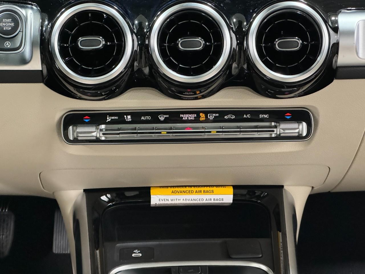 Mercedes-Benz GLB Vehicle Full-screen Gallery Image 15