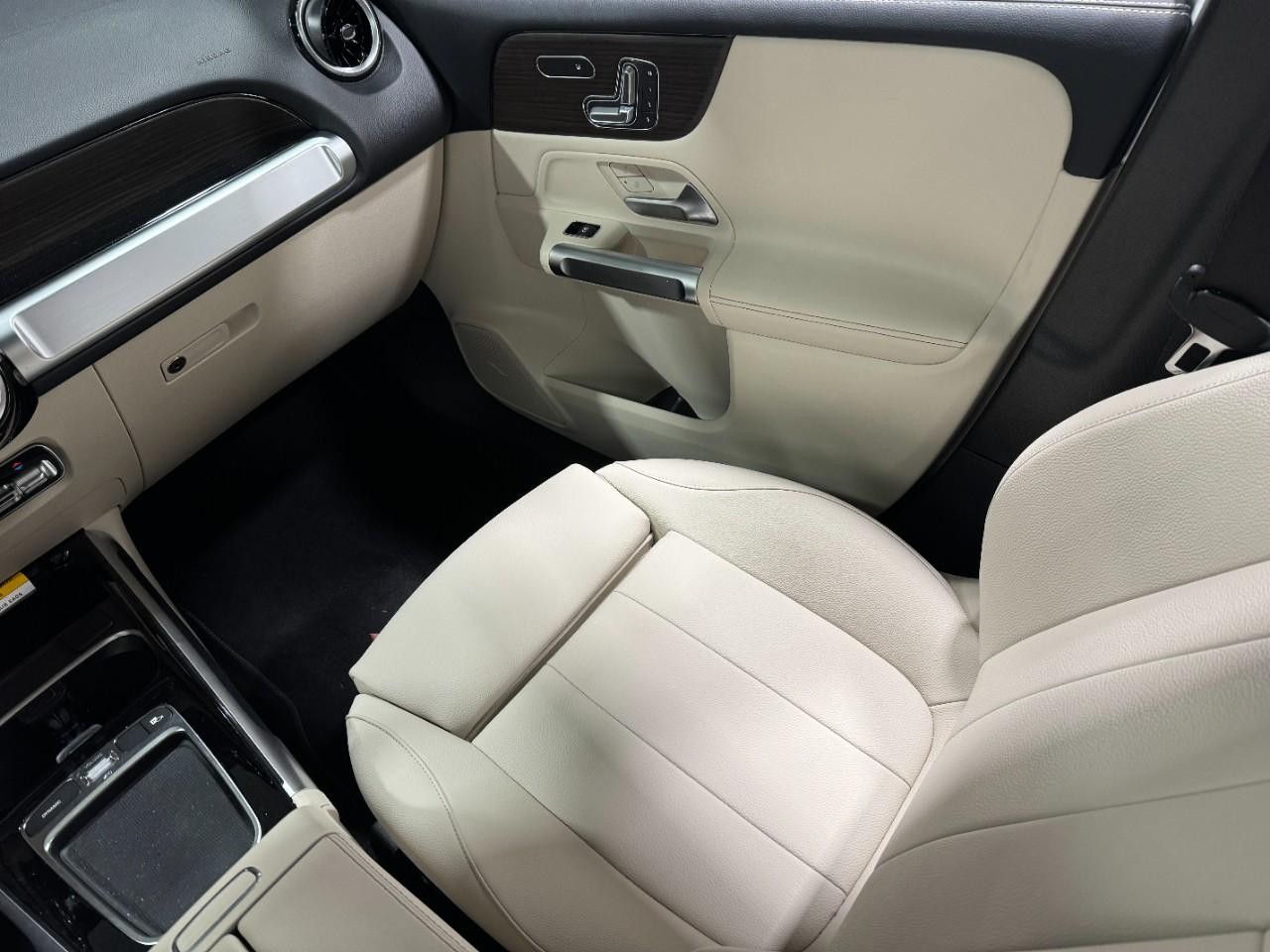 Mercedes-Benz GLB Vehicle Full-screen Gallery Image 16