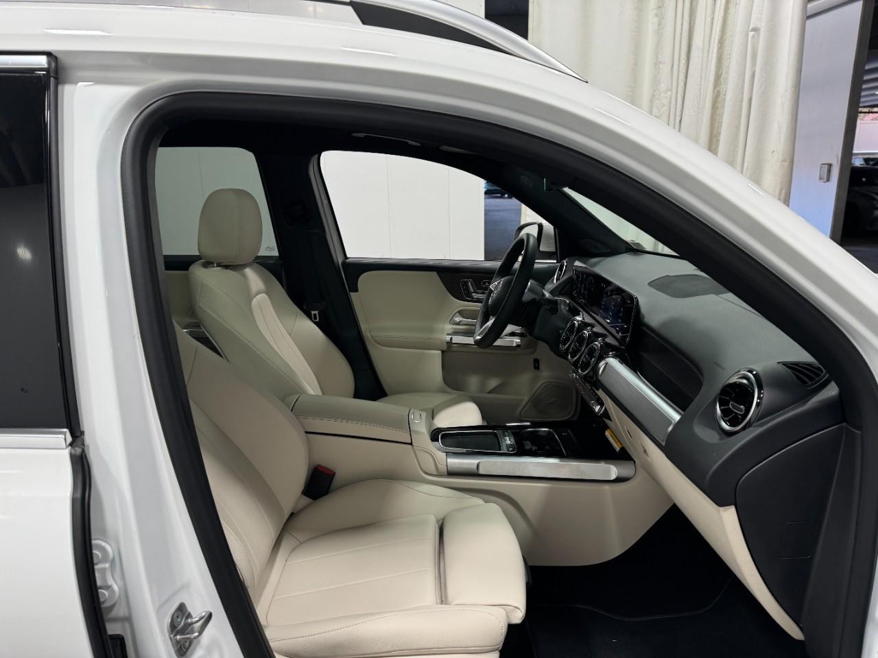 Mercedes-Benz GLB Vehicle Full-screen Gallery Image 17