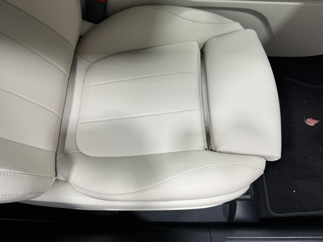 Mercedes-Benz GLB Vehicle Full-screen Gallery Image 18