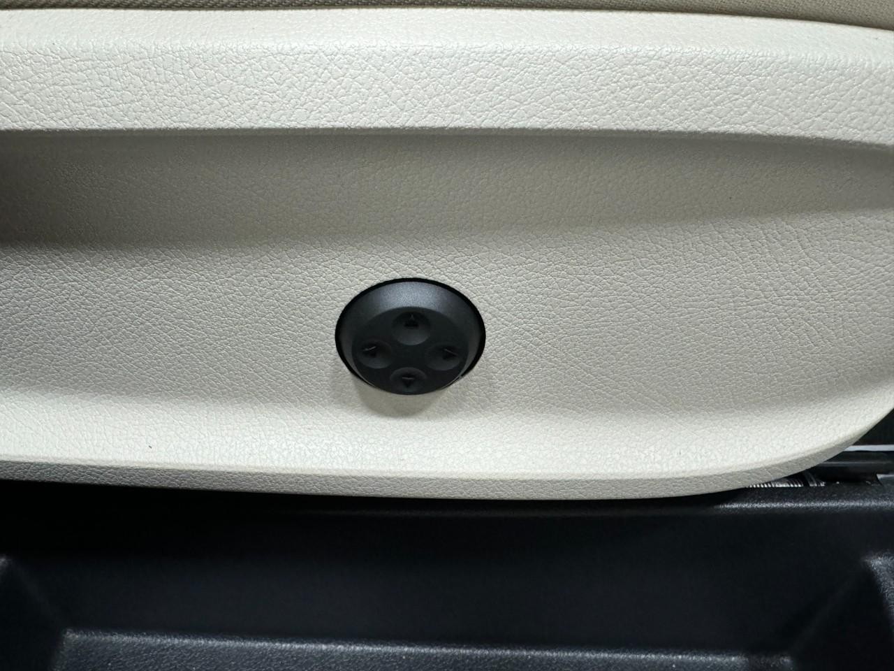 Mercedes-Benz GLB Vehicle Full-screen Gallery Image 19