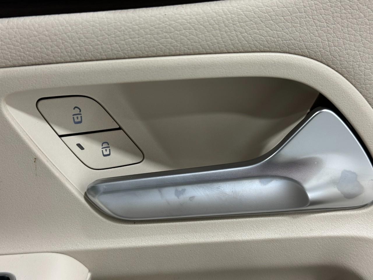 Mercedes-Benz GLB Vehicle Full-screen Gallery Image 21