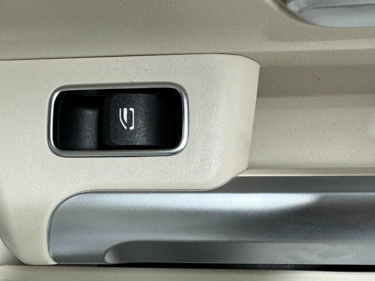 Mercedes-Benz GLB Vehicle Full-screen Gallery Image 22