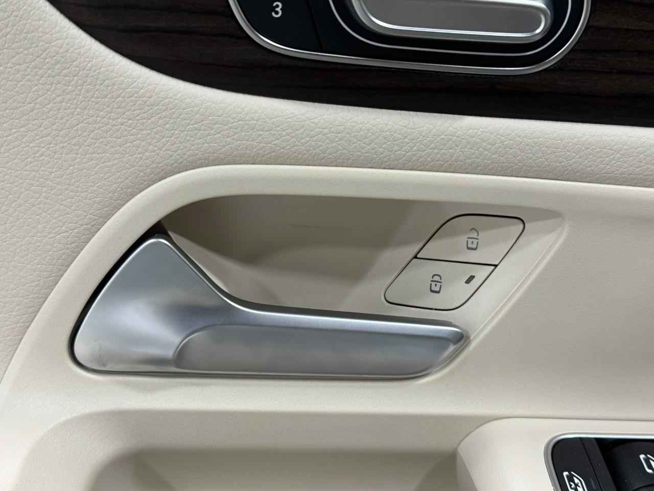 Mercedes-Benz GLB Vehicle Full-screen Gallery Image 24