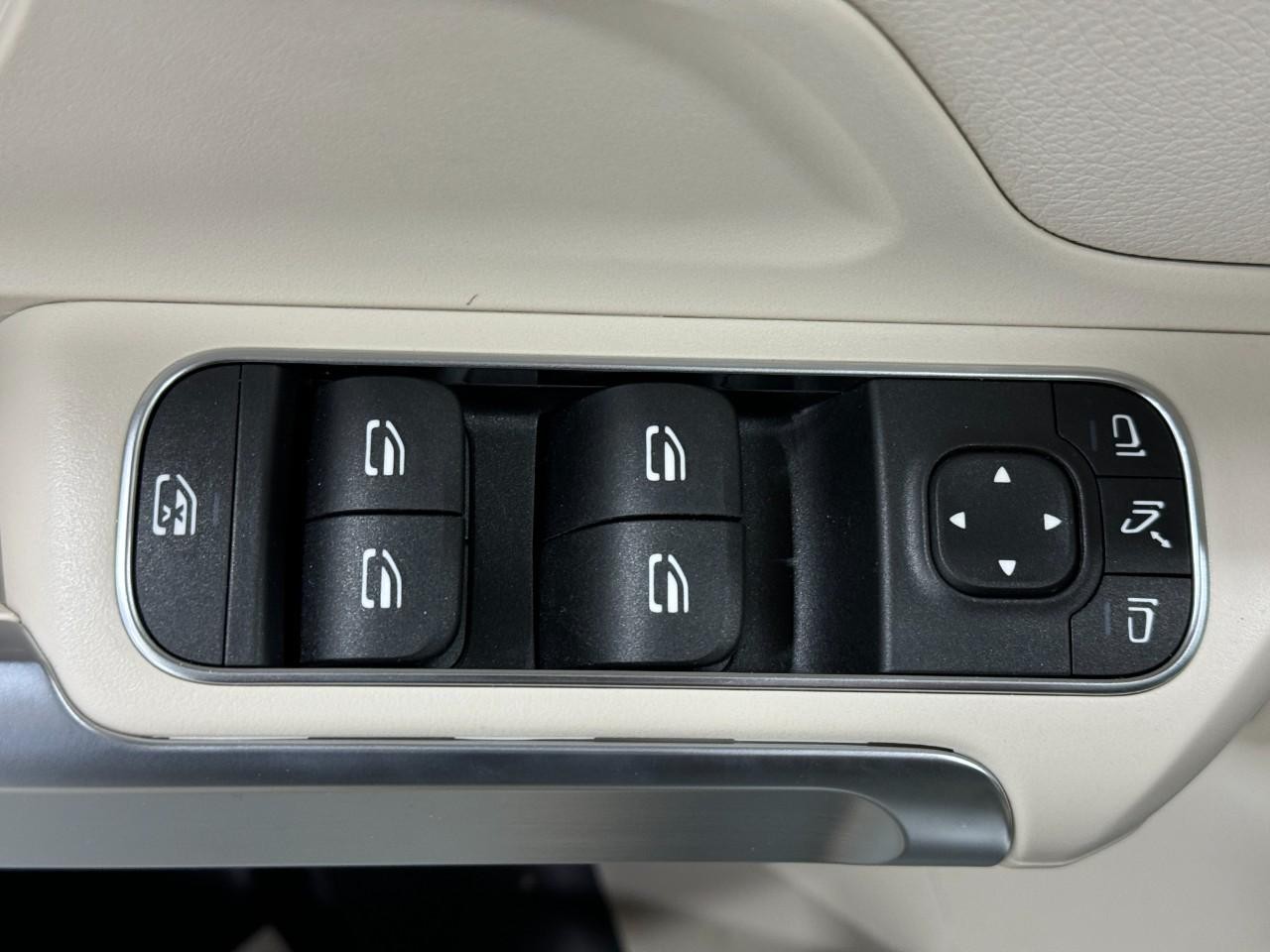 Mercedes-Benz GLB Vehicle Full-screen Gallery Image 25