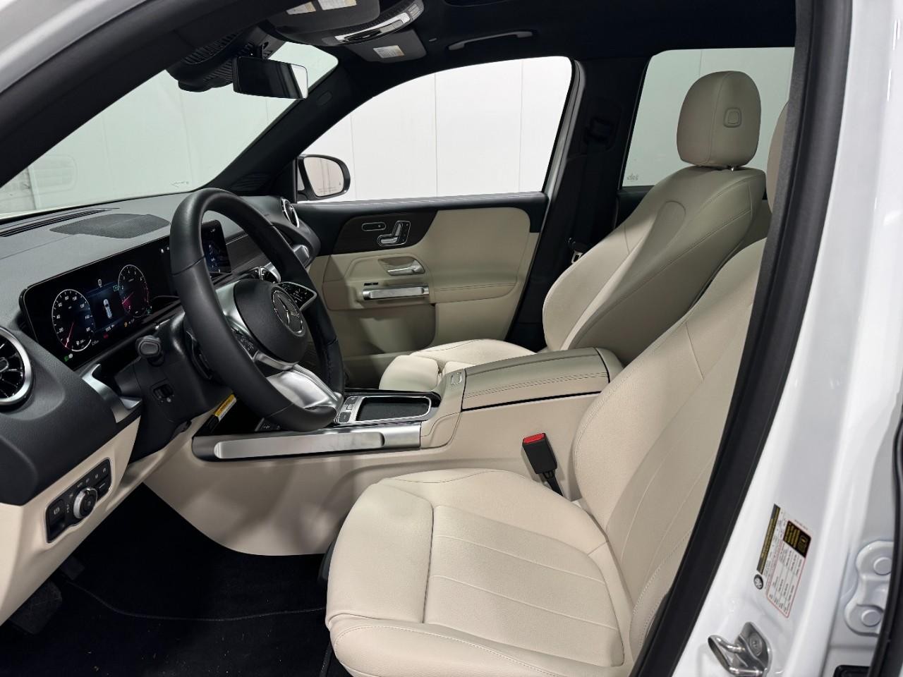 Mercedes-Benz GLB Vehicle Full-screen Gallery Image 27