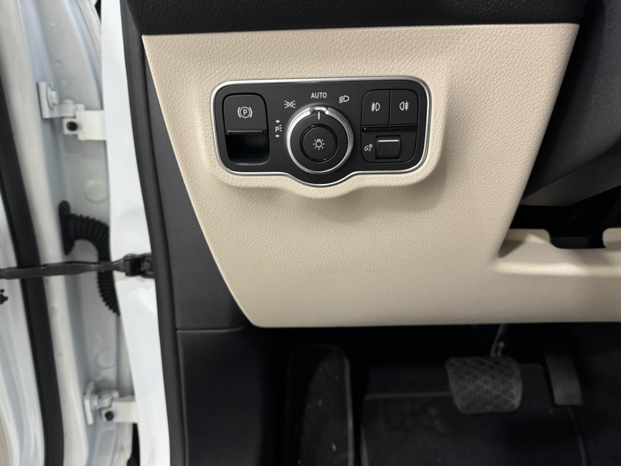 Mercedes-Benz GLB Vehicle Full-screen Gallery Image 30