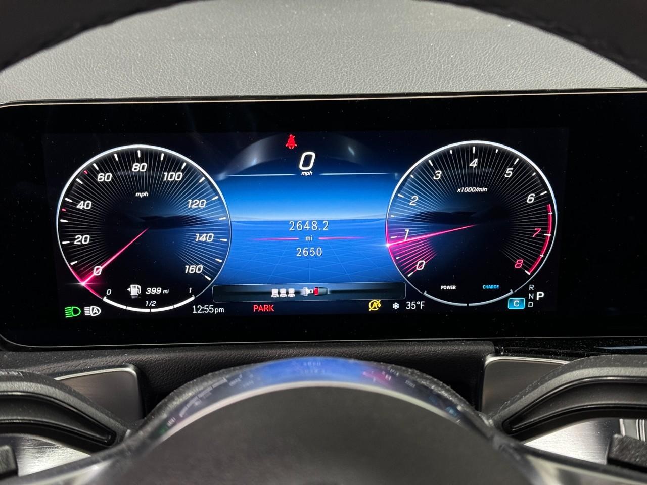 Mercedes-Benz GLB Vehicle Full-screen Gallery Image 33