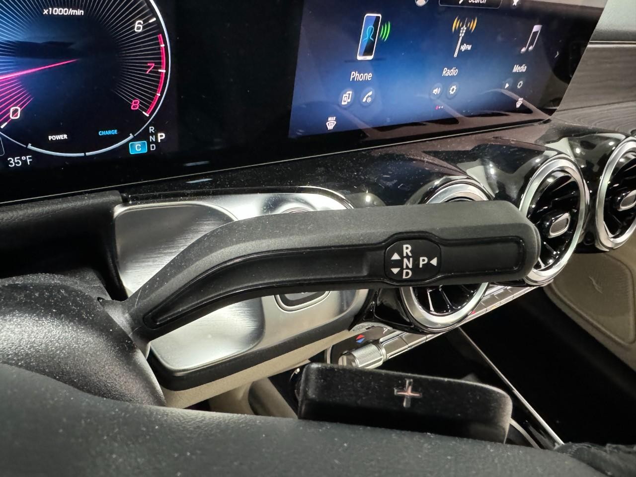 Mercedes-Benz GLB Vehicle Full-screen Gallery Image 34