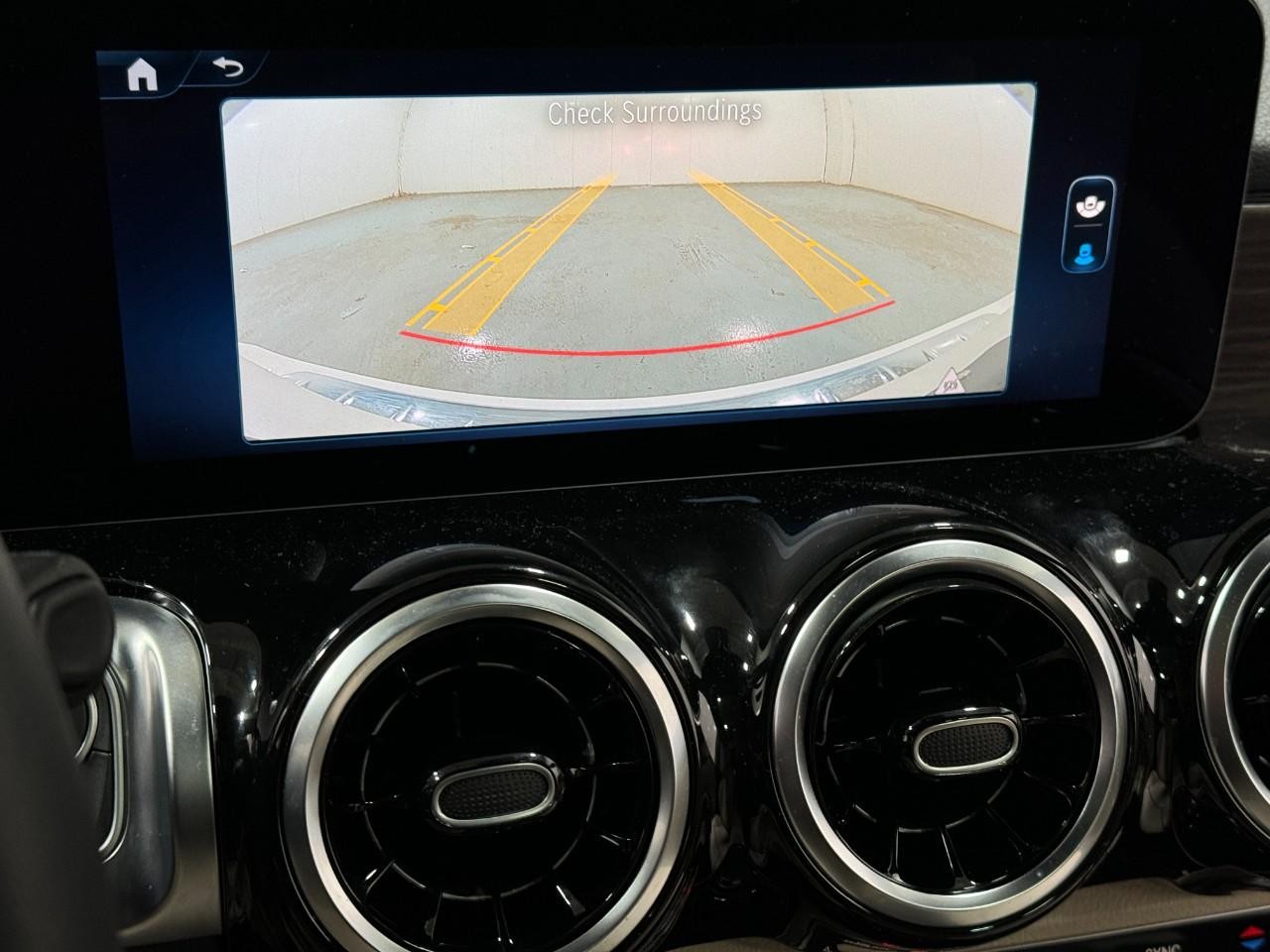 Mercedes-Benz GLB Vehicle Full-screen Gallery Image 35