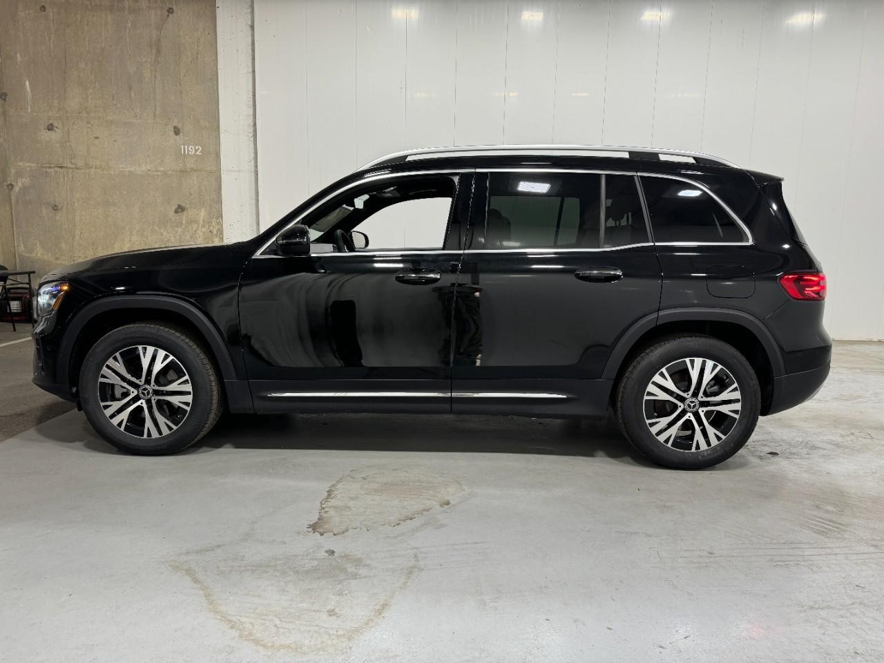 Mercedes-Benz GLB Vehicle Full-screen Gallery Image 2