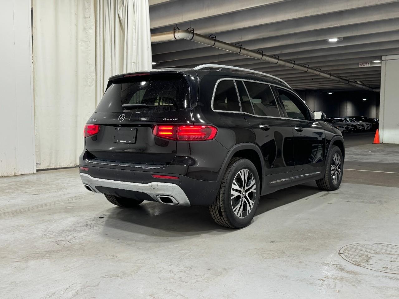 Mercedes-Benz GLB Vehicle Full-screen Gallery Image 4