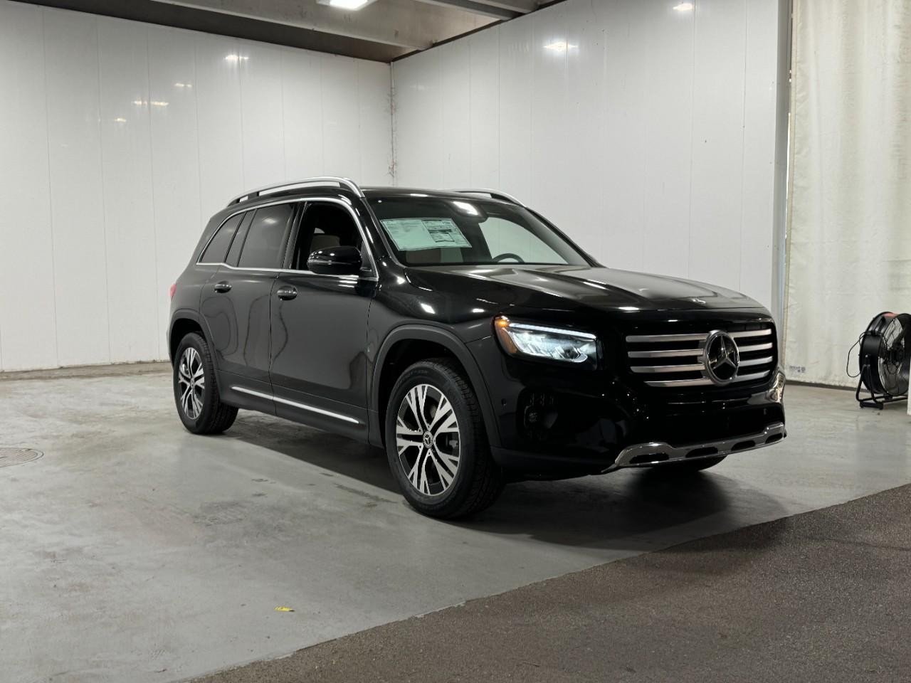 Mercedes-Benz GLB Vehicle Full-screen Gallery Image 6