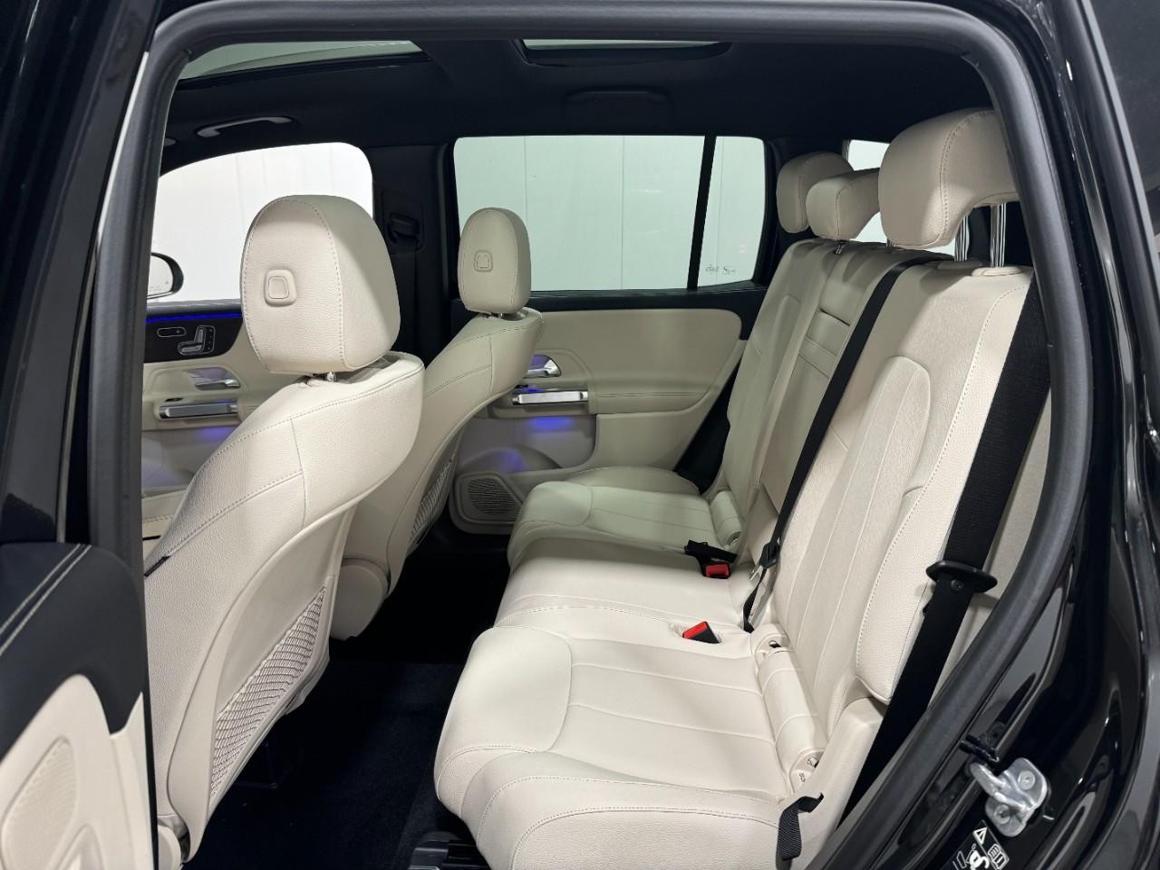 Mercedes-Benz GLB Vehicle Full-screen Gallery Image 8