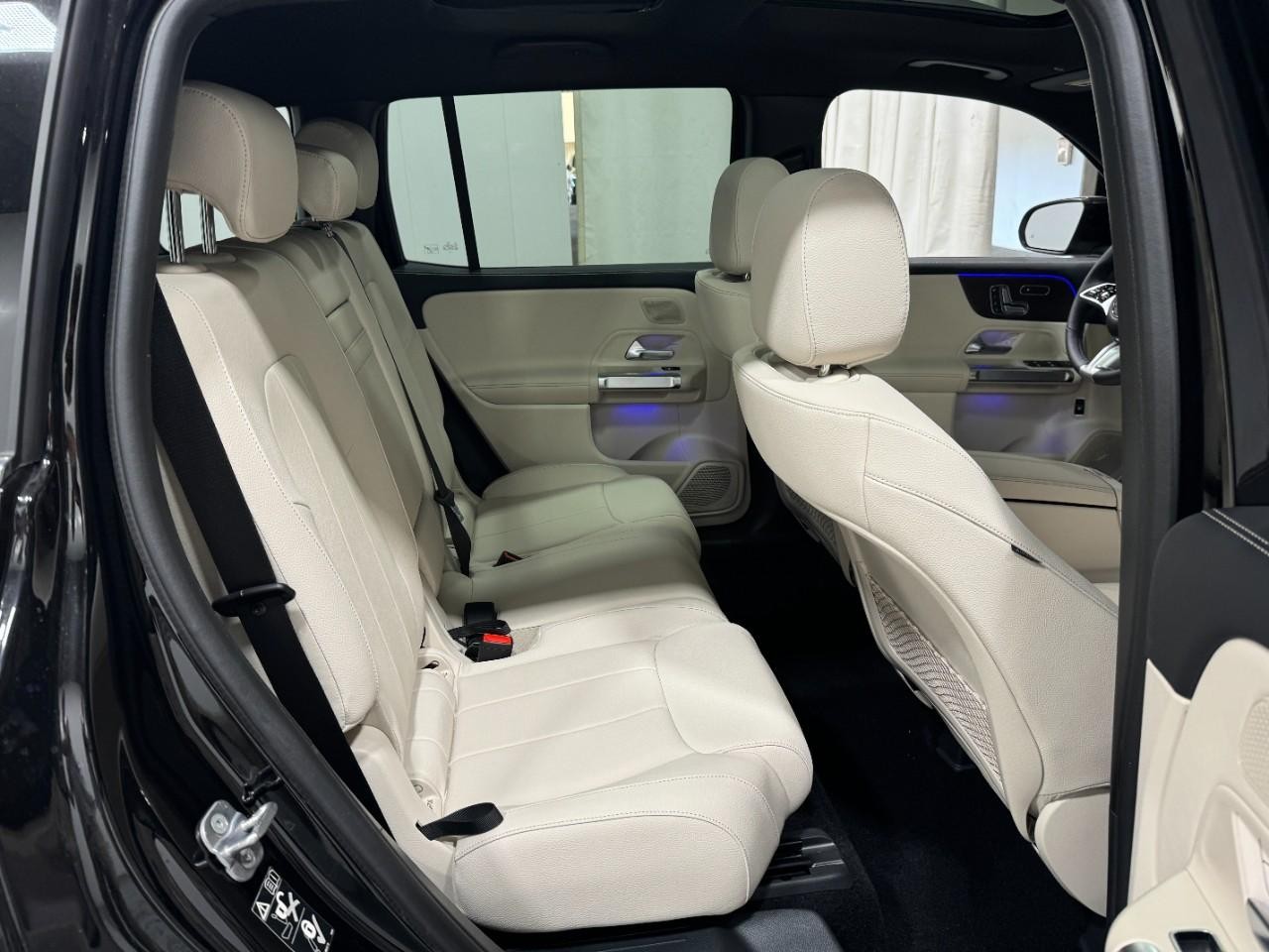 Mercedes-Benz GLB Vehicle Full-screen Gallery Image 10