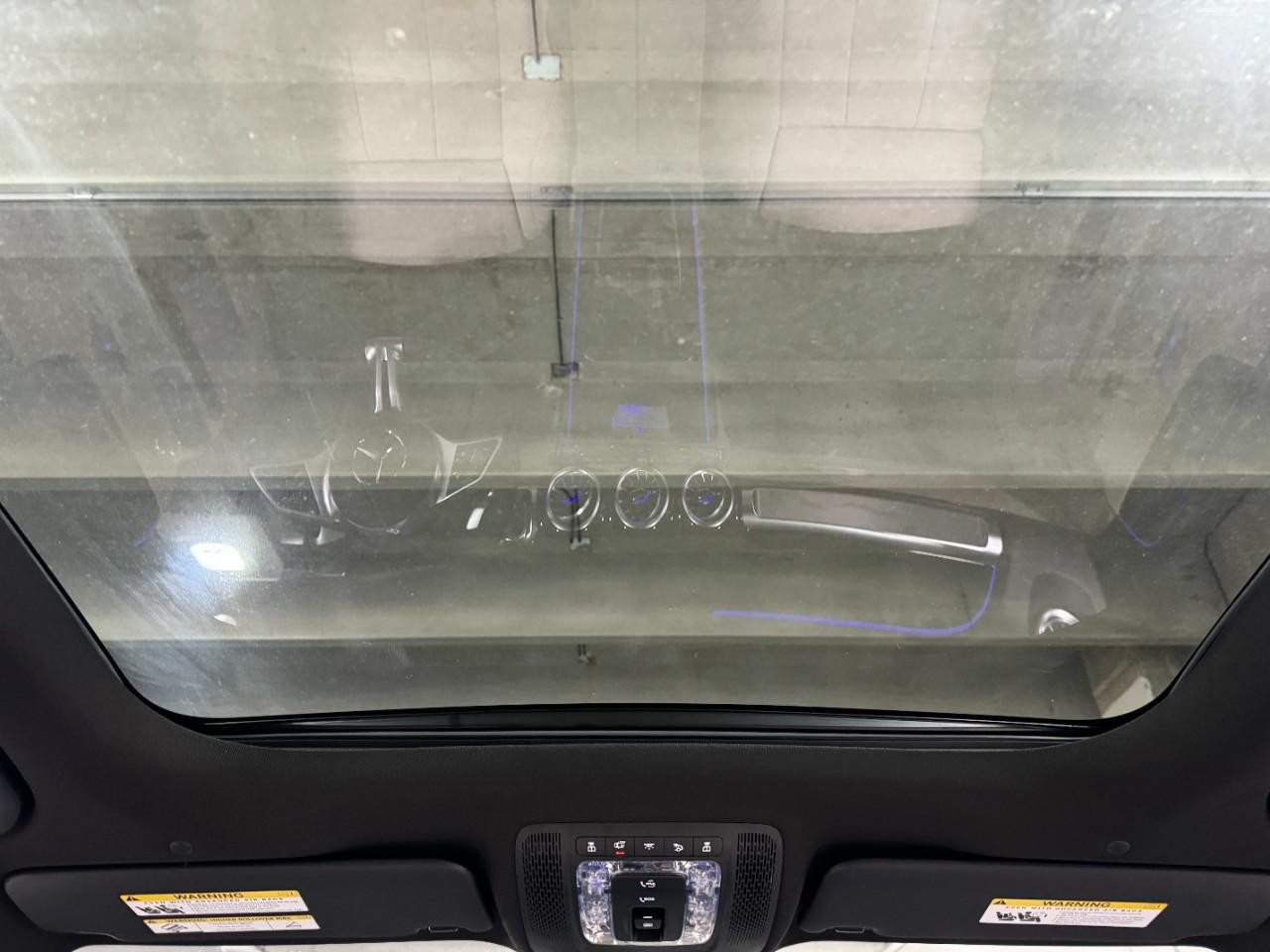 Mercedes-Benz GLB Vehicle Full-screen Gallery Image 11