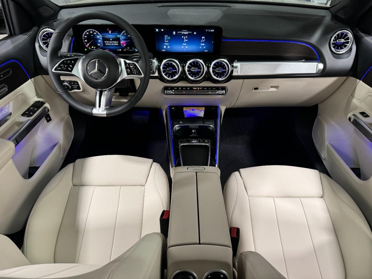 Mercedes-Benz GLB Vehicle Full-screen Gallery Image 12
